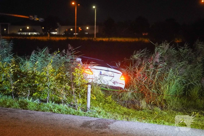 Auto te water op industrieterrein