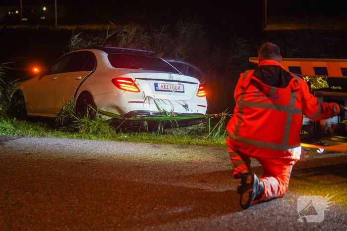Auto te water op industrieterrein