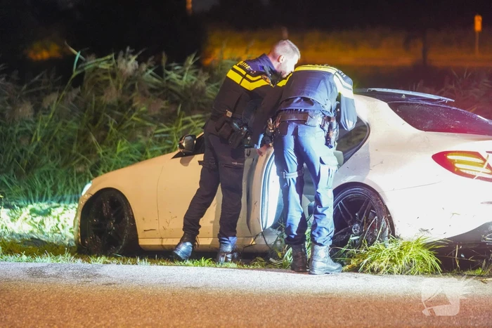 Auto te water op industrieterrein