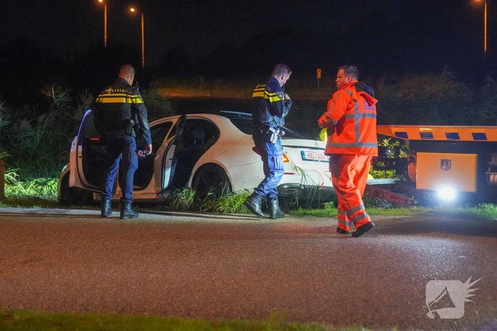 Auto te water op industrieterrein