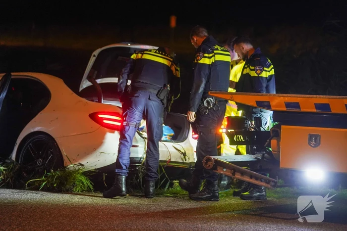 Auto te water op industrieterrein