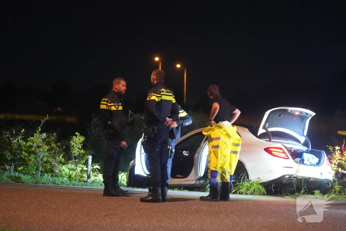 Auto te water op industrieterrein