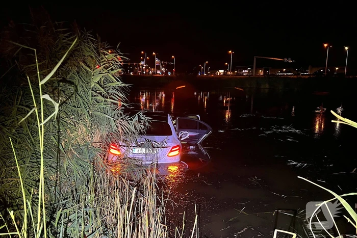 Auto te water op industrieterrein