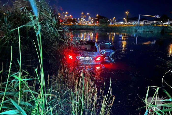 Auto te water op industrieterrein