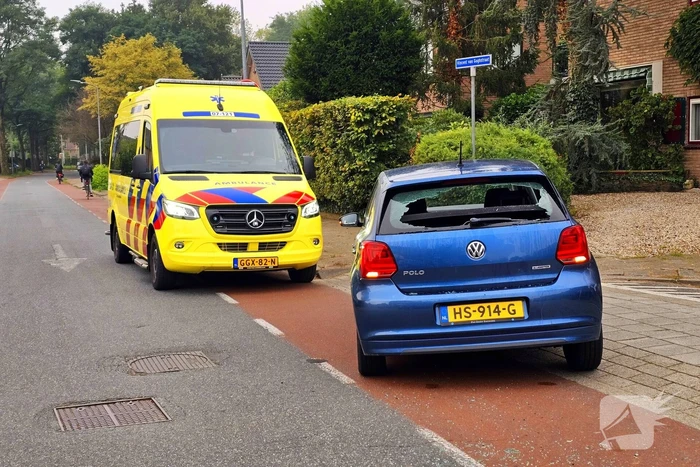 Fietser klapt achterop personenauto
