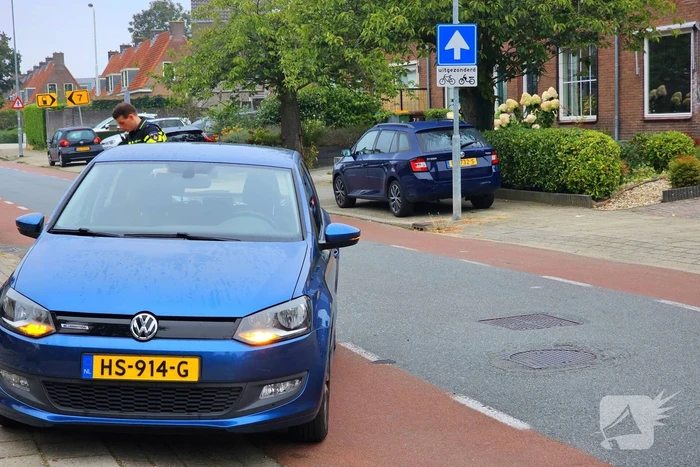 Fietser klapt achterop personenauto
