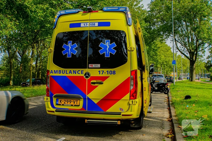 Automobilist raakt scooter tijdens parkeren