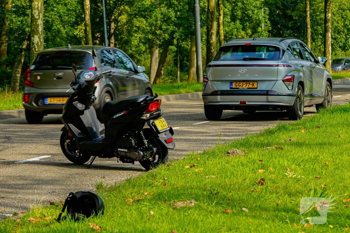 Automobilist raakt scooter tijdens parkeren