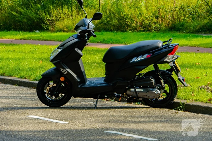 Automobilist raakt scooter tijdens parkeren