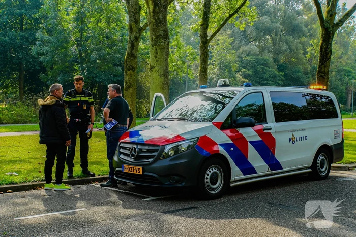 Automobilist raakt scooter tijdens parkeren