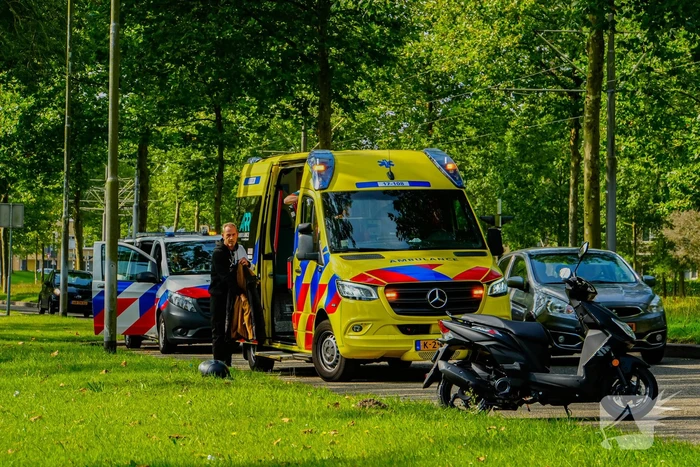 Automobilist raakt scooter tijdens parkeren