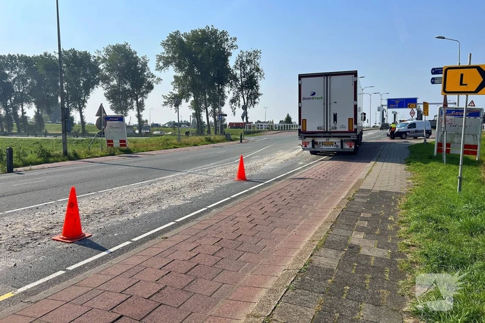 Verloren lading grind zorgt voor verkeersoverlast