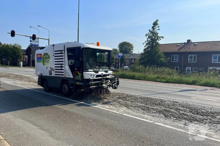 Verloren lading grind zorgt voor verkeersoverlast
