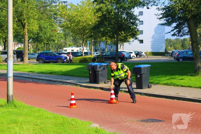 Fietser gaat hard onderuit