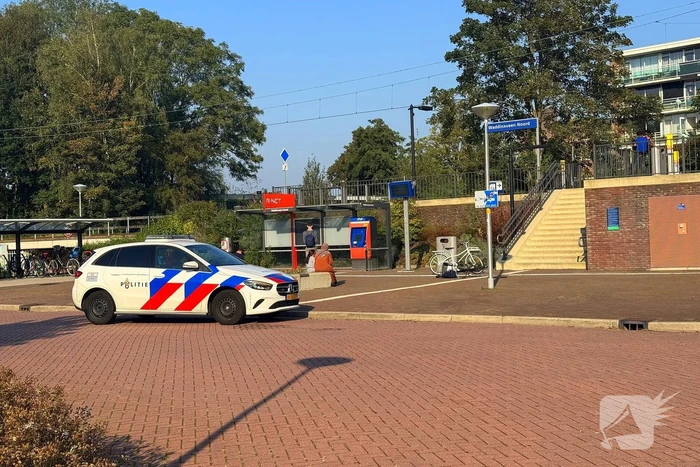 Politie haalt persoon van spoor