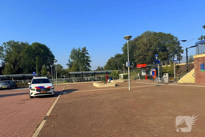 Politie haalt persoon van spoor