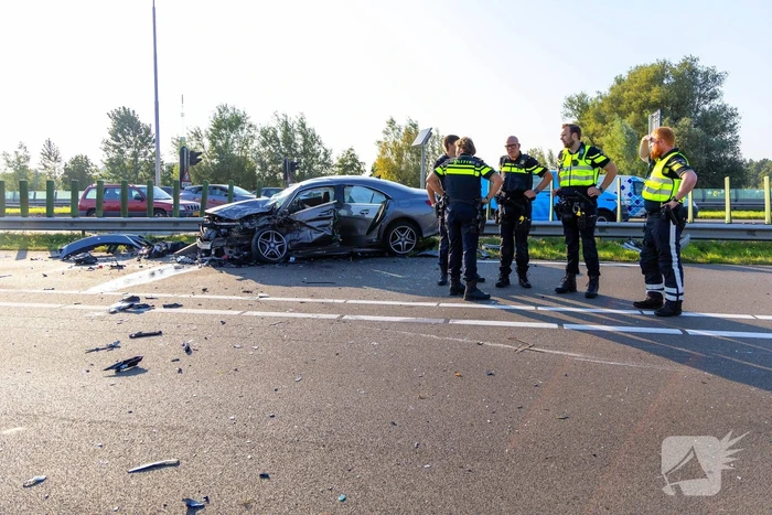 Drie zwaargewonden bij frontale botsing