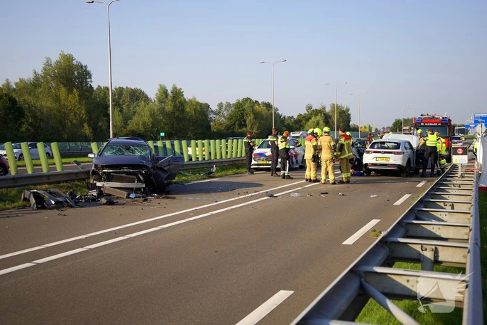 Drie zwaargewonden bij frontale botsing