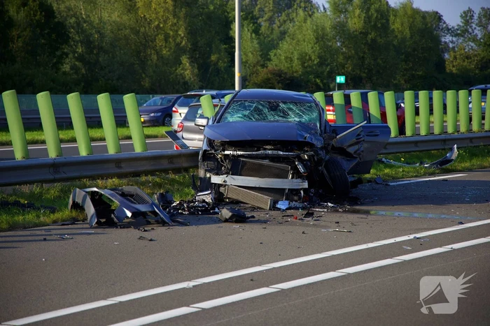 Drie zwaargewonden bij frontale botsing