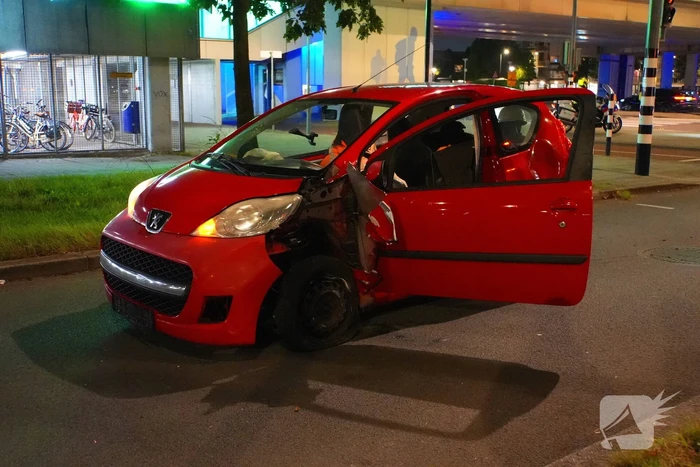 Automobilist onder invloed rijdt tegen verkeerslicht