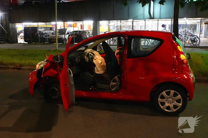 Automobilist onder invloed rijdt tegen verkeerslicht