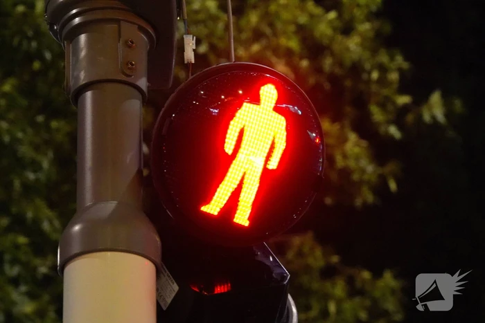 Automobilist onder invloed rijdt tegen verkeerslicht