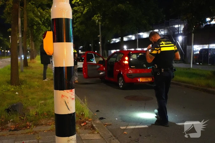 Automobilist onder invloed rijdt tegen verkeerslicht
