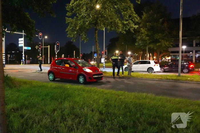 Automobilist onder invloed rijdt tegen verkeerslicht