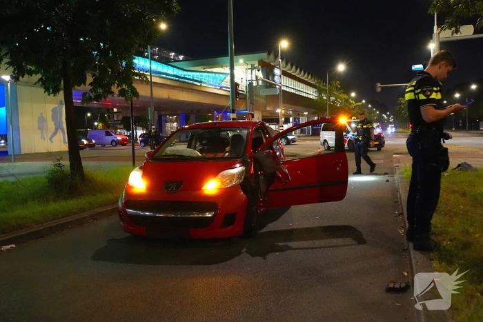 Automobilist onder invloed rijdt tegen verkeerslicht