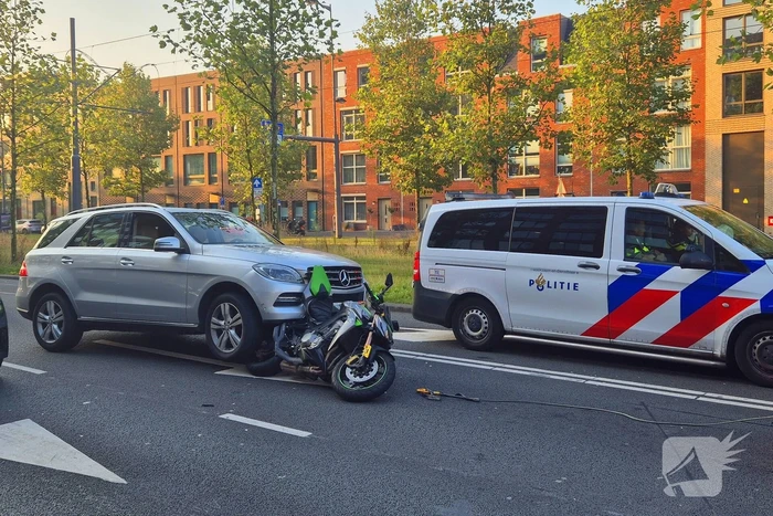 Motor belandt onder auto bij aanrijding