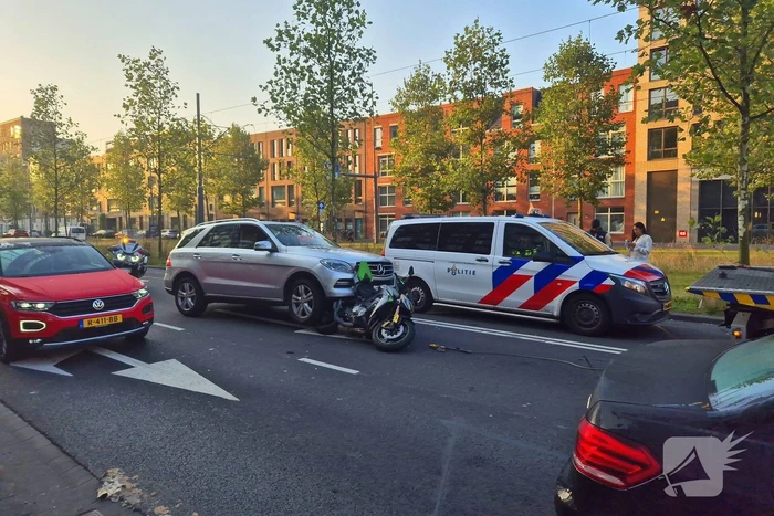 Motor belandt onder auto bij aanrijding