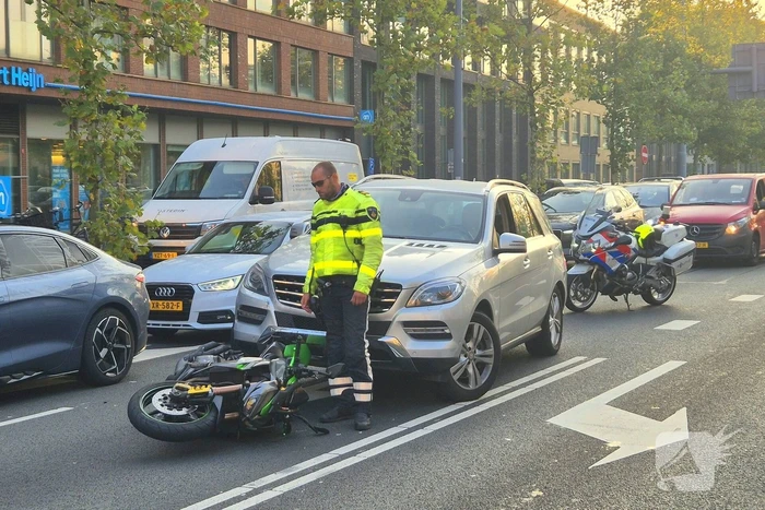 Motor belandt onder auto bij aanrijding