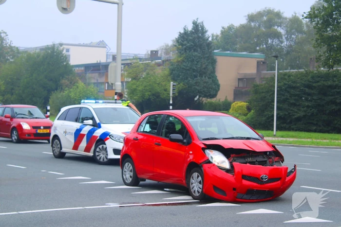 Twee voertuigen beschadigd na aanrijding op kruispunt
