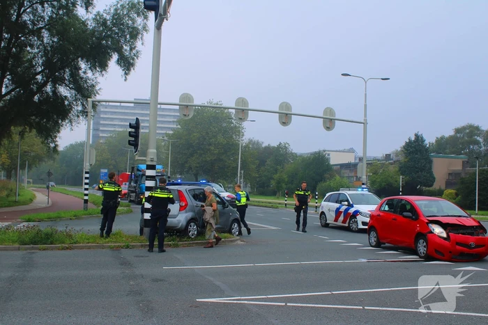 Twee voertuigen beschadigd na aanrijding op kruispunt