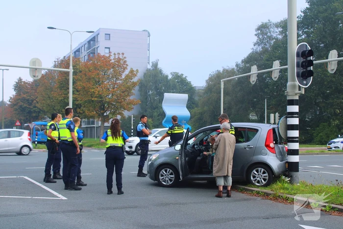 Twee voertuigen beschadigd na aanrijding op kruispunt
