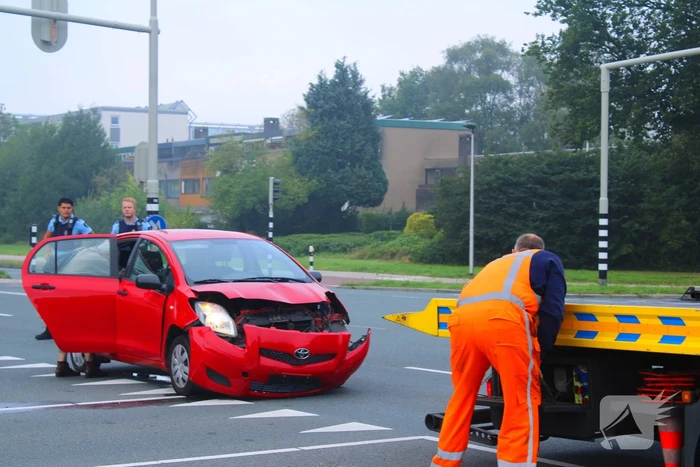Twee voertuigen beschadigd na aanrijding op kruispunt