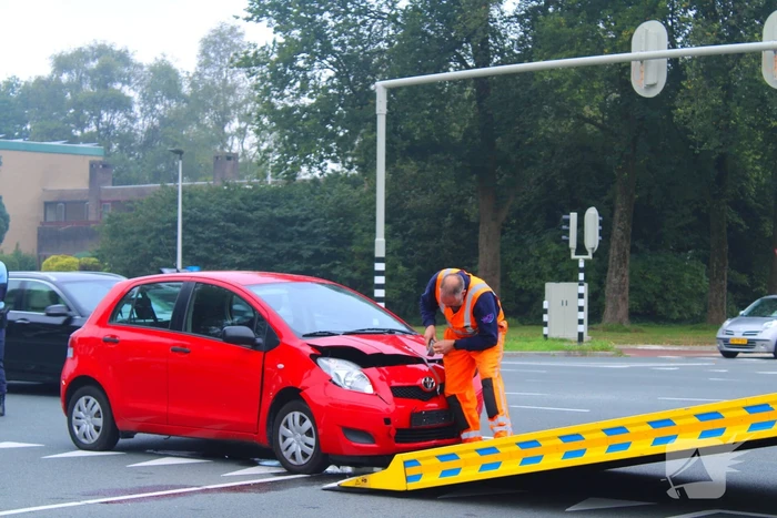 Twee voertuigen beschadigd na aanrijding op kruispunt