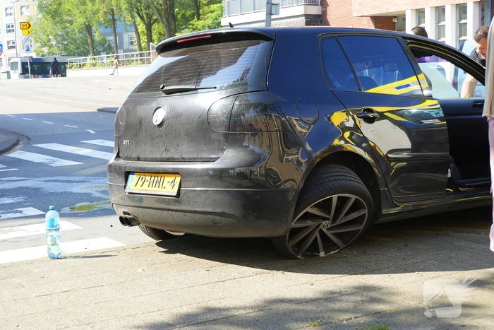 Wiel breekt af na ongeval tussen twee personenauto's