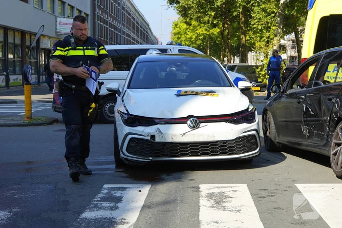 Wiel breekt af na ongeval tussen twee personenauto's