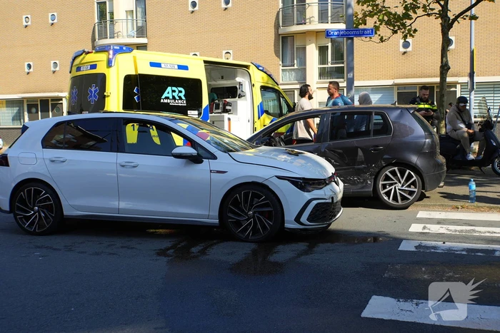 Wiel breekt af na ongeval tussen twee personenauto's