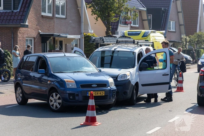Bestuurder naar ziekenhuis na botsing