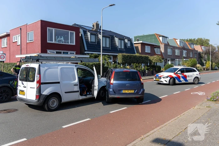 Bestuurder naar ziekenhuis na botsing