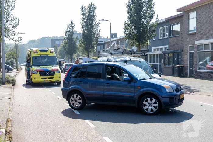 Bestuurder naar ziekenhuis na botsing