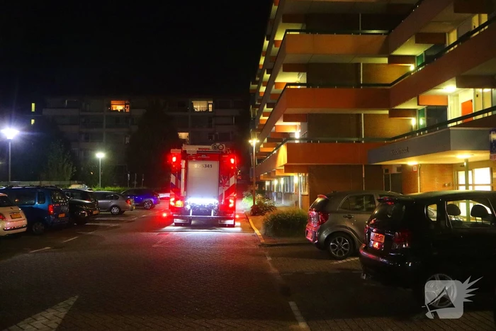 Brandweer verricht metingen in appartement