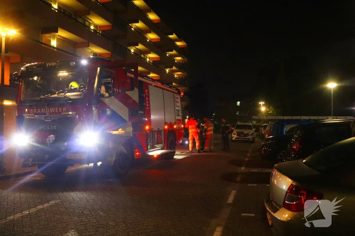 Brandweer verricht metingen in appartement