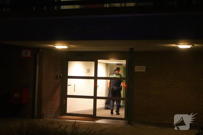 Brandweer verricht metingen in appartement