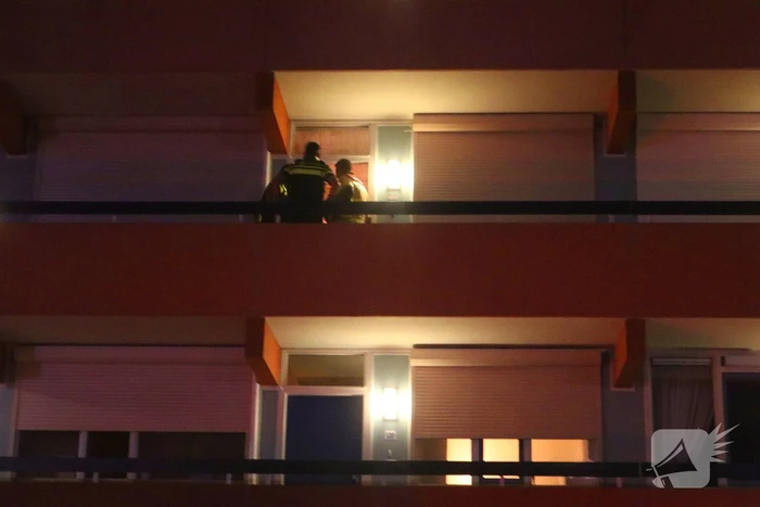 Brandweer verricht metingen in appartement