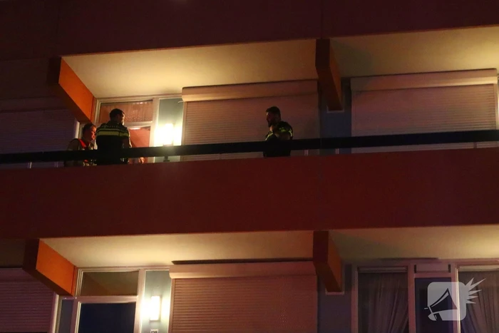Brandweer verricht metingen in appartement