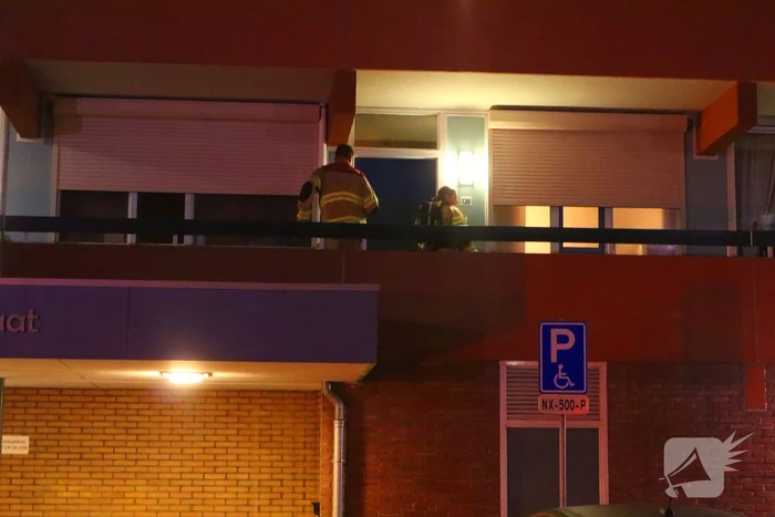 Brandweer verricht metingen in appartement
