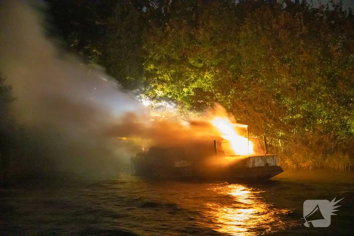 Woonboot zwaar beschadigd door brand